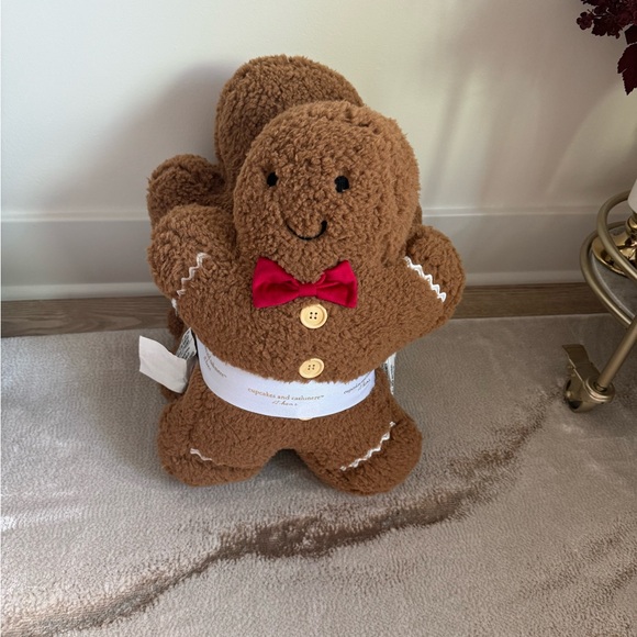 3 Gingerbread Family Christmas Pillows Cupcakes Cashmere NWT - Picture 2 of 7